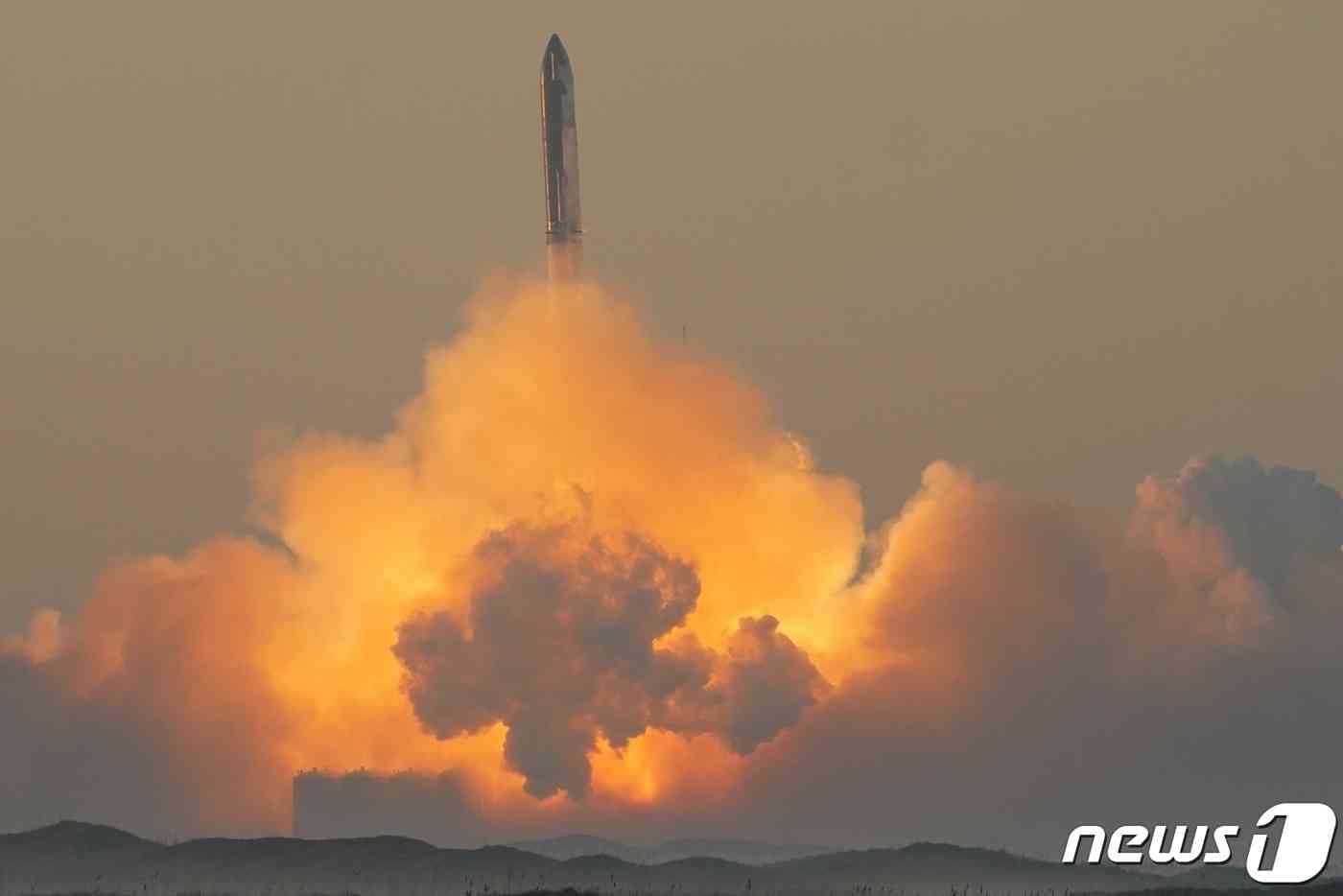 스페이스X의 스타십이 하늘을 향해 치솟고 있다. © 로이터=뉴스1 © News1 박형기 기자