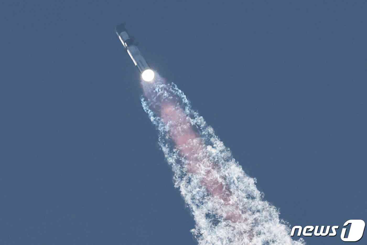스페이스X의 스타십이 창공을 향해 날아가고 있다. © 로이터=뉴스1 © News1 박형기 기자