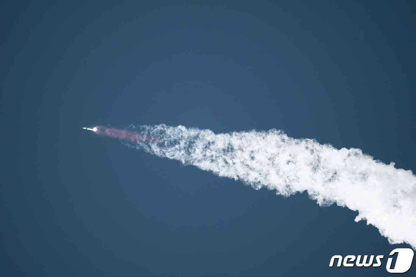 스페이스X의 스타십이 하얀 연기를 내뿜으며 힘차게 날아가고 있다. © 로이터=뉴스1 © News1 박형기 기자