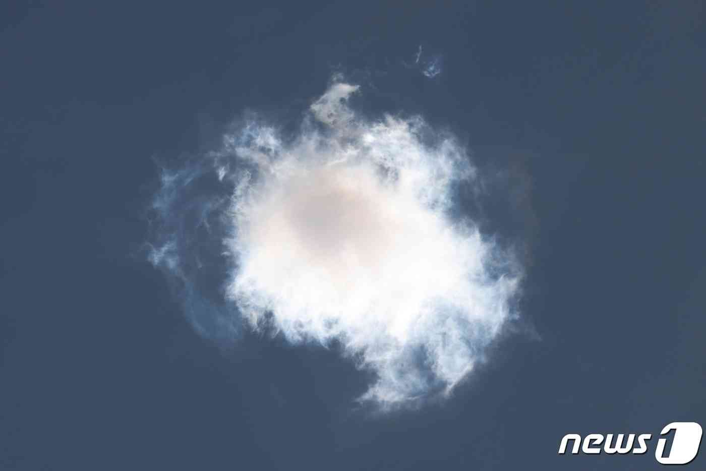 스페이스X의 스타십 우주선이 공중에서 폭발하고 있다. © 로이터=뉴스1 © News1 박형기 기자