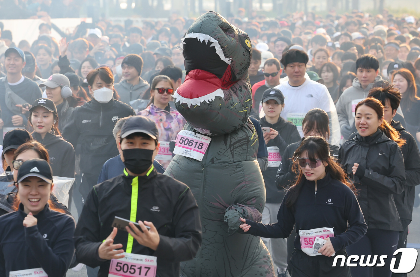 (서울=뉴스1) 김도우 기자 = 19일 오전 서울 마포구 상암 월드컵공원 평화광장에서 열린 '2023 손기정평화마라톤'에서 공룡 분장을 한 참가자가 힘차게 출발하고 있다. 2023 …