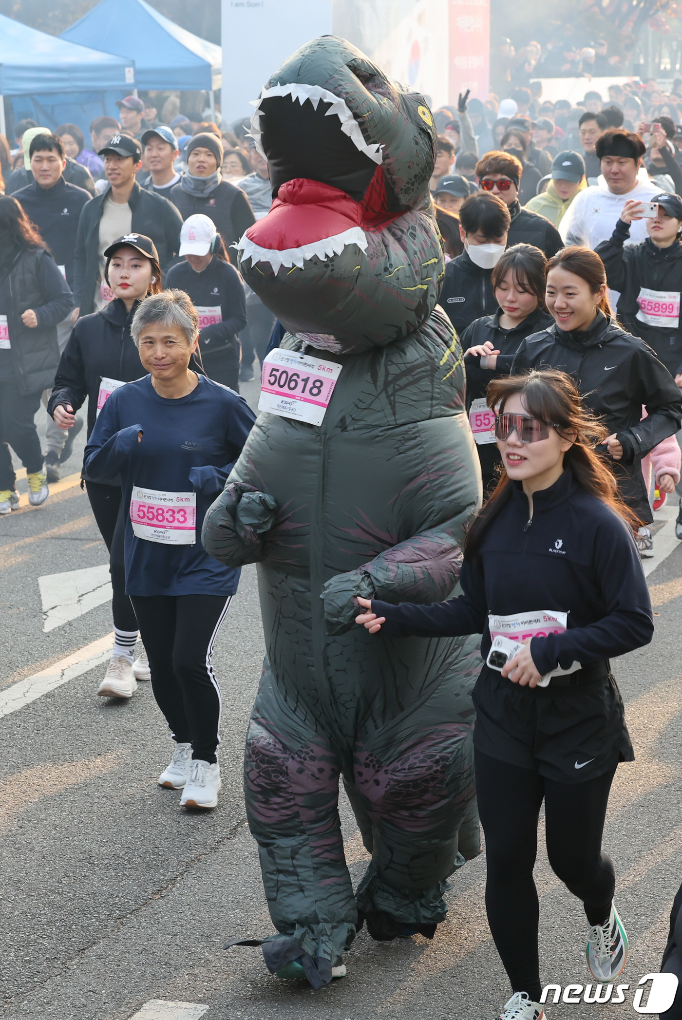 (서울=뉴스1) 김도우 기자 = 19일 오전 서울 마포구 상암 월드컵공원 평화광장에서 열린 '2023 손기정평화마라톤'에서 공룡 분장을 한 참가자가 힘차게 출발하고 있다. 2023 …