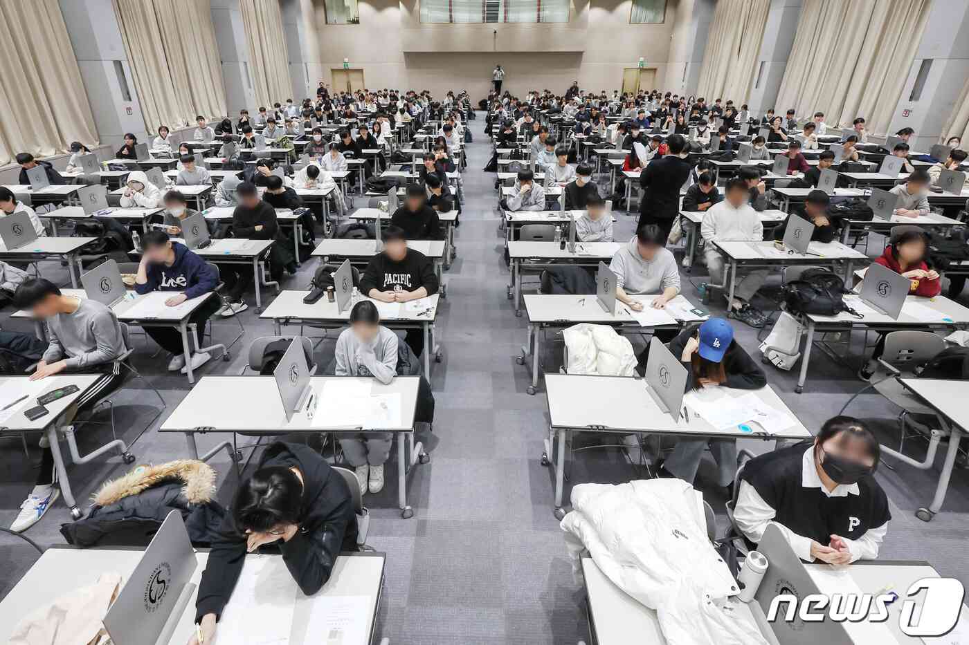 19일 오전 서울 종로구 성균관대학교에서 열린 2024학년도 수시모집 논술시험에 응시한 수험생들이 문제지 배포를 기다리고 있다. 2023.11.19/뉴스1 © News1 민경석 기자