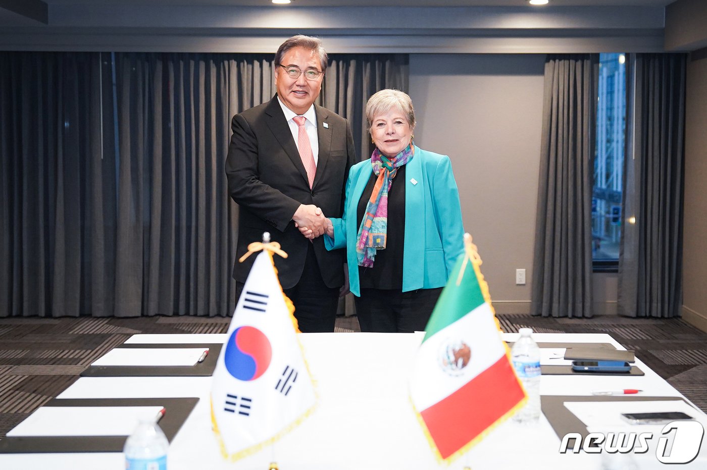 박진 외교부 장관이 지난 15일 미국 샌프란시스코에서 열린 APEC 정상회의 계기 한-멕시코 외교장관 회담에서 알리시아 바르세나 이바라 멕시코 외교장관과 기념촬영을 하고 있다. &#40;외교부 제공&#41; 2023.11.19/뉴스1