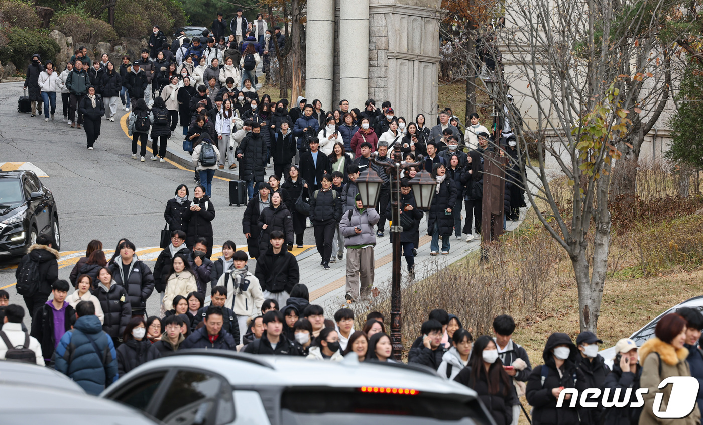 (서울=뉴스1) 김도우 기자 = 19일 2024학년도 수시모집 논술고사가 열린 서울 동대문구 경희대학교 서울캠퍼스에서 시험을 마친 수험생들이 고사장을 빠져나오고 있다. 2023.1 …