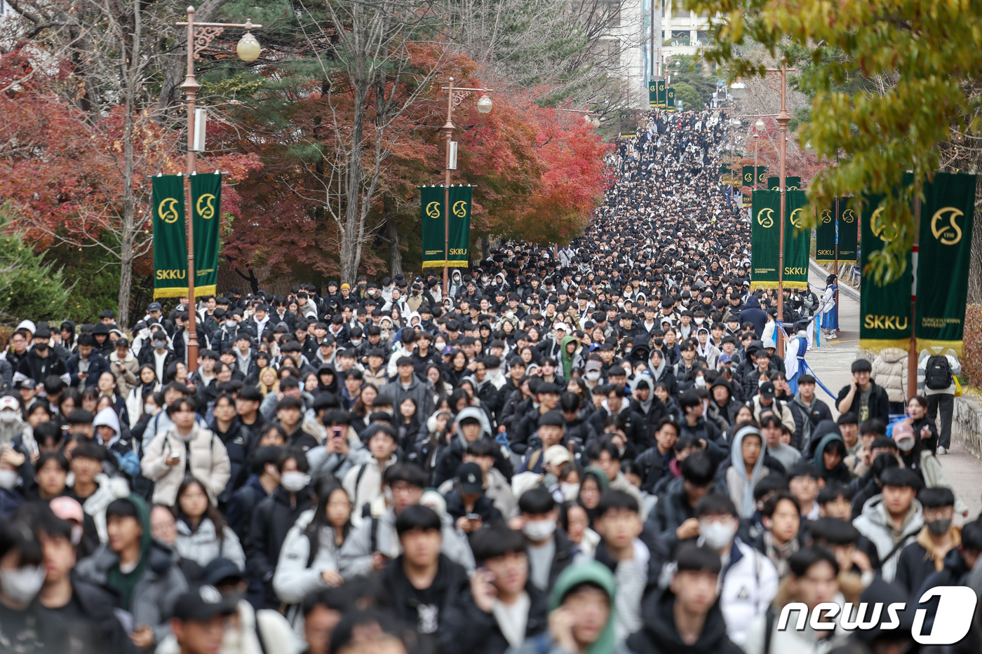 (서울=뉴스1) 민경석 기자 = 19일 오전 서울 종로구 성균관대학교에서 2024학년도 수시모집 논술시험을 마친 수험생들이 고사장을 나서고 있다. 2023.11.19/뉴스1