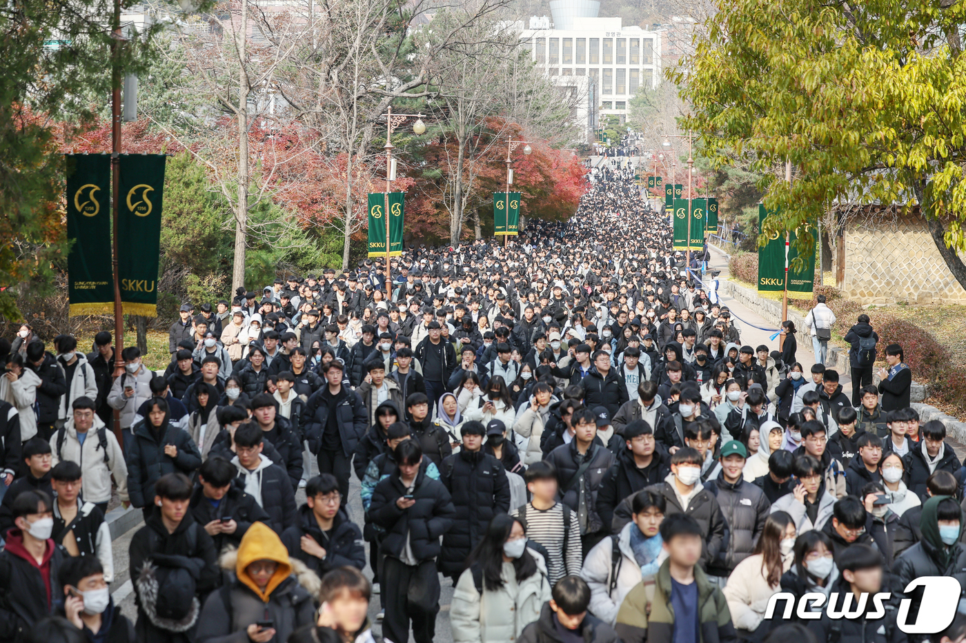 (서울=뉴스1) 민경석 기자 = 19일 오전 서울 종로구 성균관대학교 정문 앞이 2024학년도 수시모집 논술시험을 마친 수험생들과 학부모들로 붐비고 있다. 2023.11.19/뉴스 …