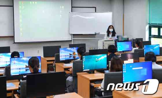 경기도 안성시 삼죽면 하나원에서 북한 이탈주민들이 IT 교육을 받고 있다. /뉴스1 © News1 사진공동취재단