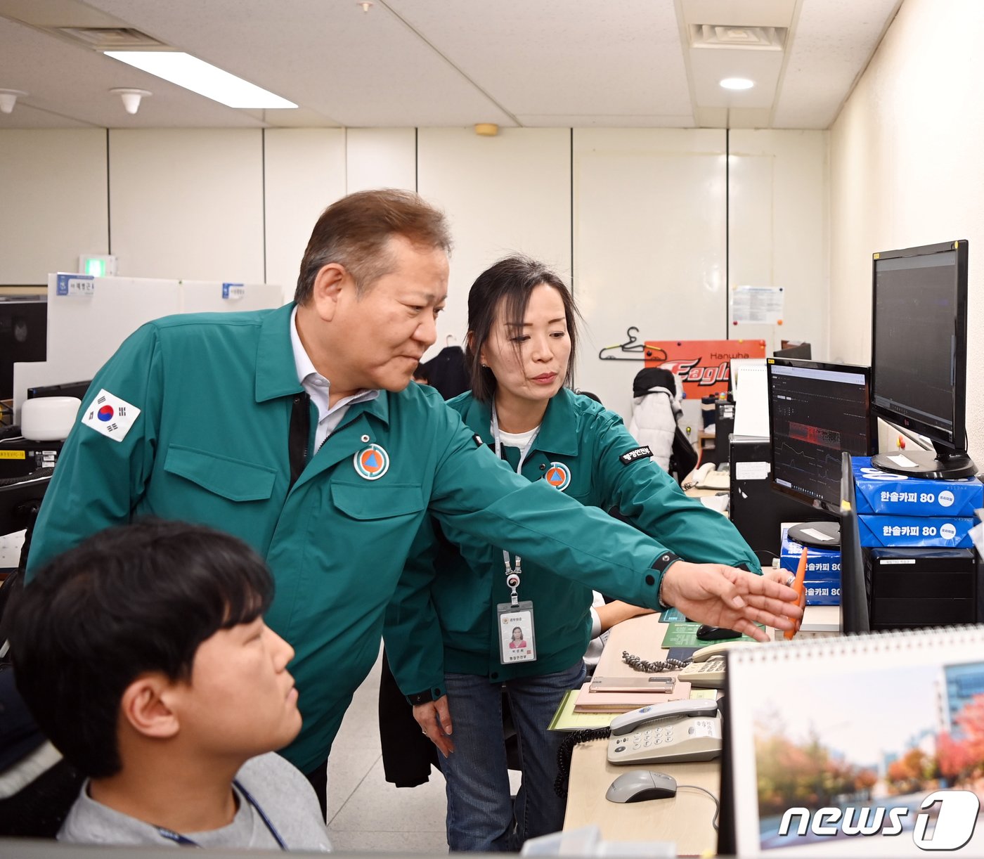 이상민 행정안전부 장관이 19일 대전 유성구 국가정보자원관리원을 방문해 정부 행정 전산망 오류 사태 복구 상황을 점검하고 있다. &#40;행정안전부 제공&#41; 2023.11.19/뉴스1