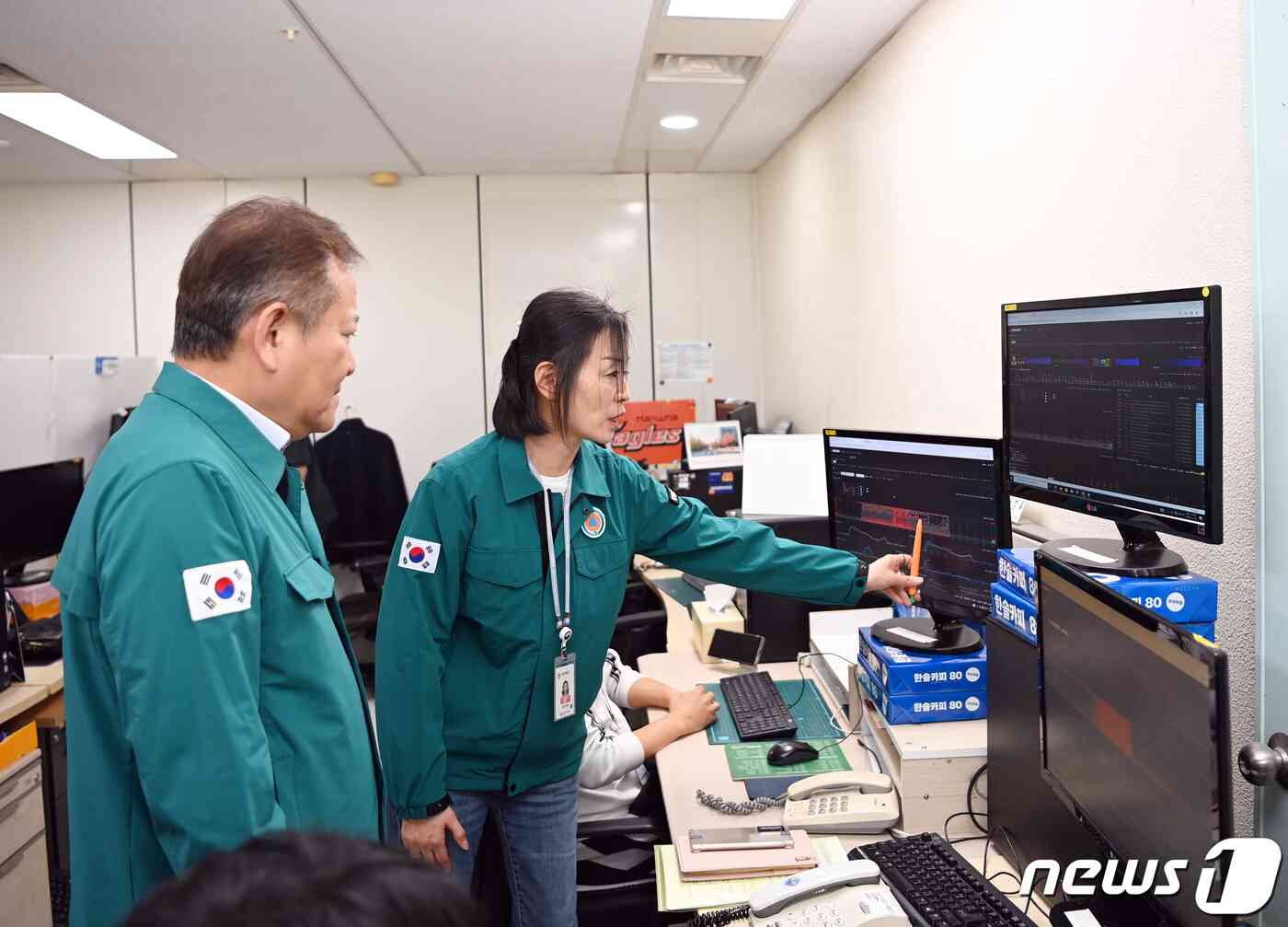 이상민 행정안전부 장관이 19일 대전 유성구 국가정보자원관리원을 방문해 정부 행정 전산망 오류 사태 복구 상황을 점검하고 있다. (행정안전부 제공) 2023.11.19/뉴스1
