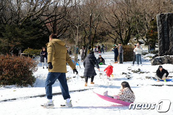 한라산서 즐기는 눈썰매