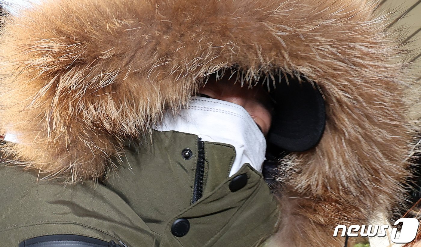 본문 이미지 - 금전 문제로 의붓어머니를 살해한 뒤 친아버지 고향에 시신을 암매장한 혐의를 받는 40대 남성 A 씨가 19일 서울 양천구 서울남부지방법원에서 열린 구속 전 피의자 심문&#40;영장실질심사&#41;에 출석하고 있다. 2023.11.19/뉴스1 ⓒ News1 김성진 기자