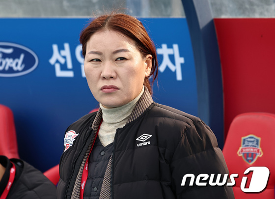 그라운드 바라보는 김은숙 감독