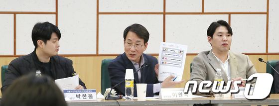 이원욱 의원, 청년 비하 논란 '민주당 현수막' 
