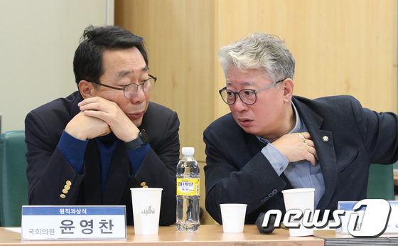 이야기 나누는 윤영찬·조응천
