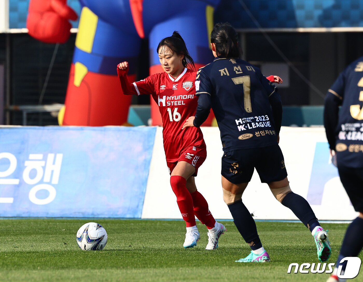 본문 이미지 - 19일 오후 경기 수원종합운동장에서 열린 2023 여자실업축구 WK리그 챔피언결정전 1차전 수원FC 위민과 인천현대제철 레드엔젤스의 경기에서 인천 현대제철 장슬기가 드리블 돌파를 시도하고 있다. 2023.11.19/뉴스1 ⓒ News1 구윤성 기자