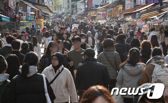 수능 끝 첫 주말, 나들이객 붐비는 홍대