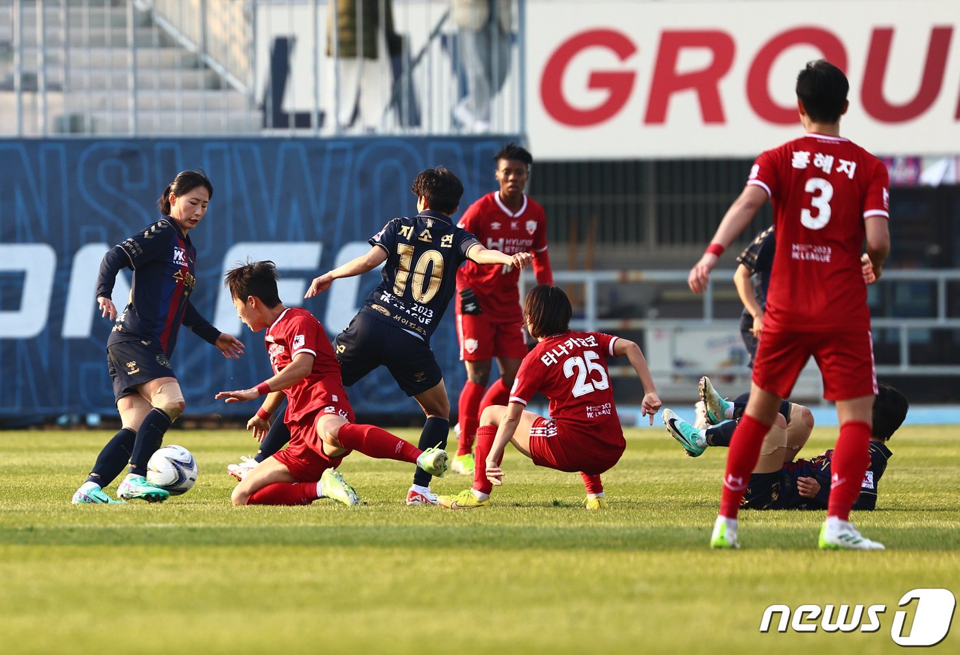 19일 오후 경기 수원종합운동장에서 열린 2023 여자실업축구 WK리그 챔피언결정전 1차전 수원FC 위민과 인천현대제철 레드엔젤스의 경기에서 양팀 선수들이 치열한 공 다툼을 벌이고 있다. 2023.11.19/뉴스1 ⓒ News1 구윤성 기자