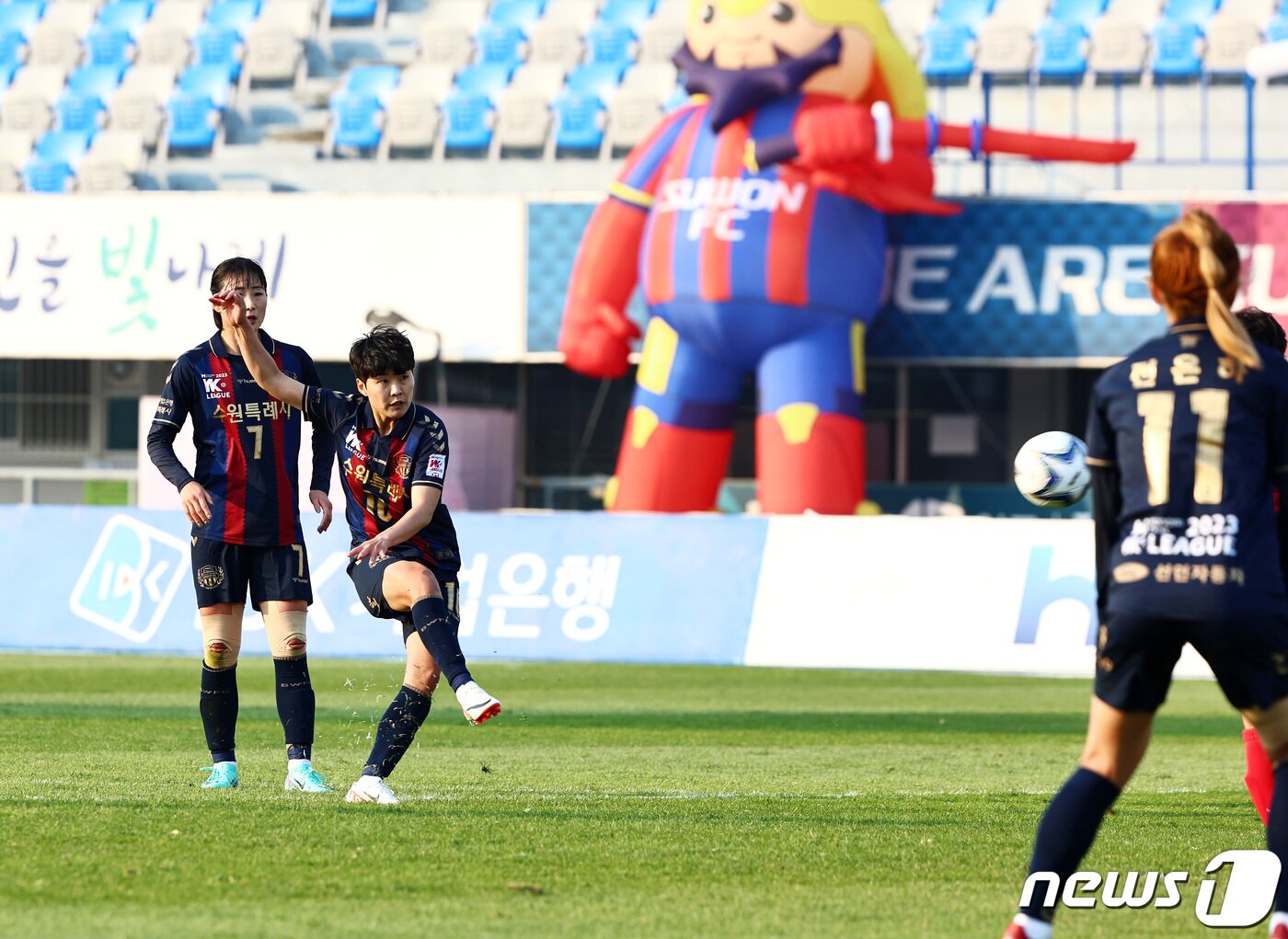 본문 이미지 - 19일 오후 경기 수원종합운동장에서 열린 2023 여자실업축구 WK리그 챔피언결정전 1차전 수원FC 위민과 인천현대제철 레드엔젤스의 경기에서 수원FC 지소연이 프리킥 동점골을 넣고 있다. 2023.11.19/뉴스1 ⓒ News1 구윤성 기자