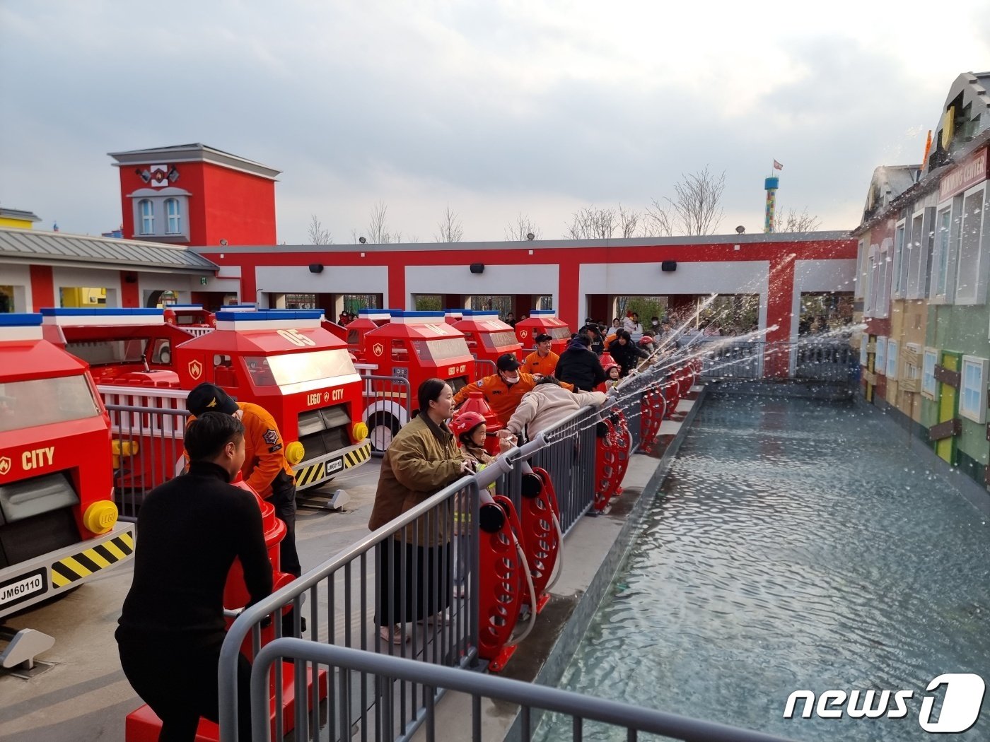 본문 이미지 - 레고랜드, 춘천소방서와 고객 대상 소방안전교육.&#40;레고랜드 제공&#41;
