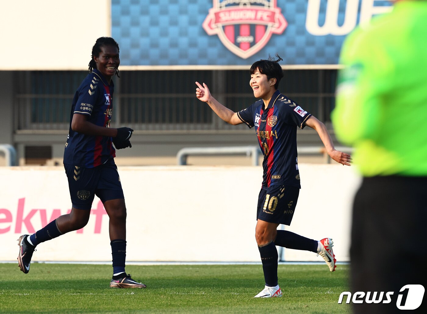 본문 이미지 - 19일 오후 경기 수원종합운동장에서 열린 2023 여자실업축구 WK리그 챔피언결정전 1차전 수원FC 위민과 인천현대제철 레드엔젤스의 경기에서 수원FC 지소연이 역전골을 넣은 뒤 세리머니하고 있다. 2023.11.19/뉴스1 ⓒ News1 구윤성 기자