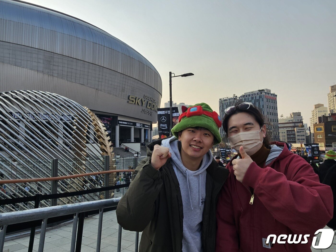 본문 이미지 - 결승전 티켓을 구하진 못했지만 현장 응원차 고척 스카이돔을 찾았다는 최윤호씨(26·서울 구로구)와 김원진씨(26·서울 구로구). 2023.11.19/뉴스1 ⓒ News1 박소은 기자