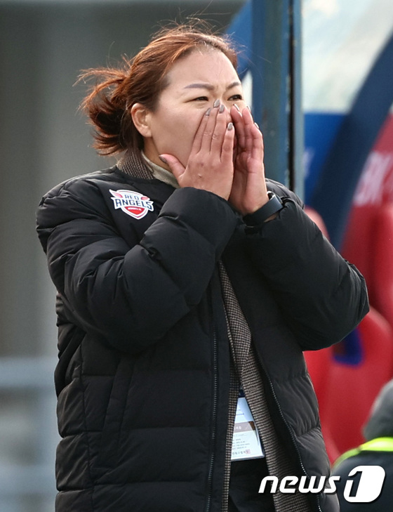 지시하는 김은숙 감독