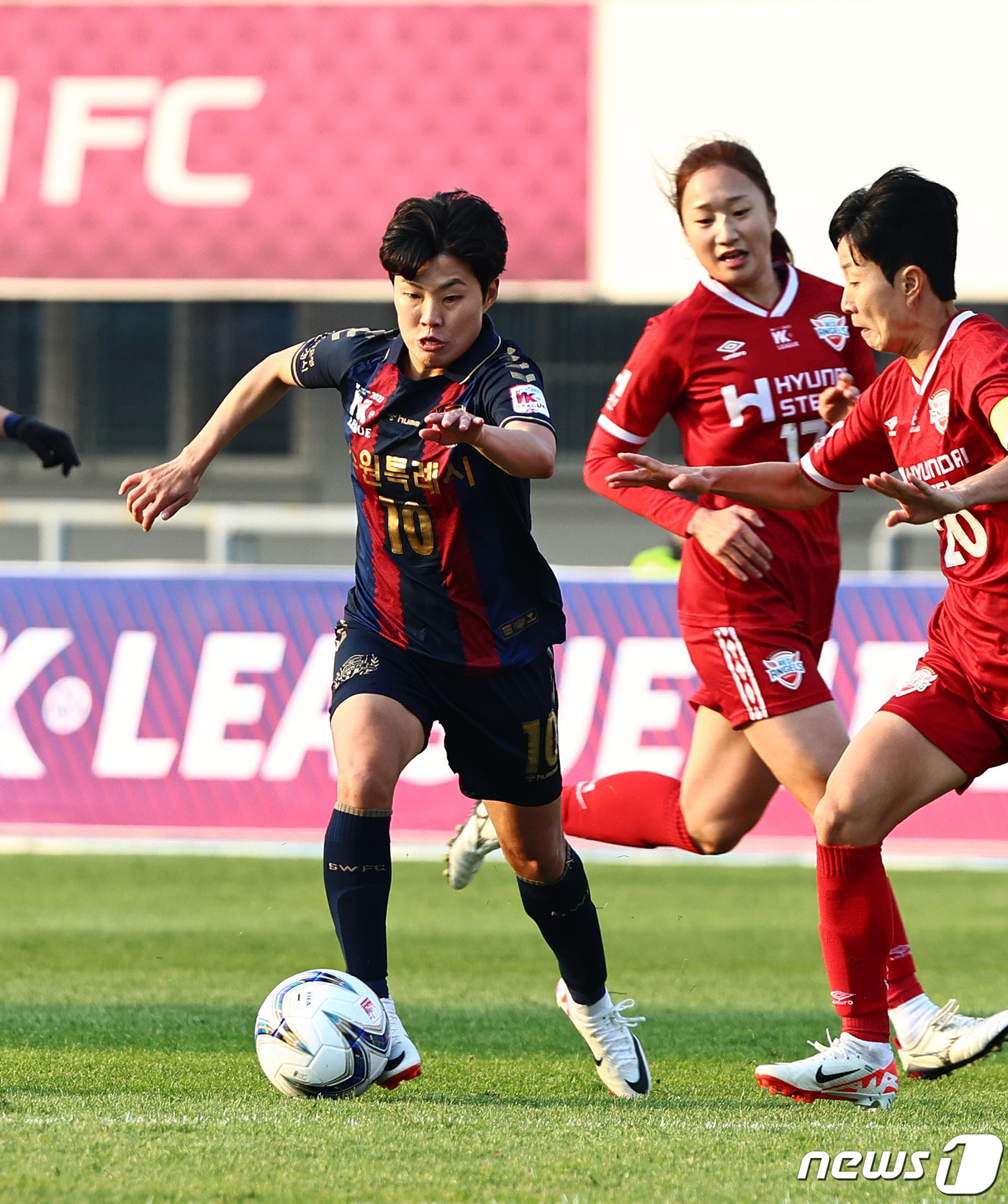 (수원=뉴스1) 구윤성 기자 = 19일 오후 경기 수원종합운동장에서 열린 2023 여자실업축구 WK리그 챔피언결정전 1차전 수원FC 위민과 인천현대제철 레드엔젤스의 경기에서 수원F …