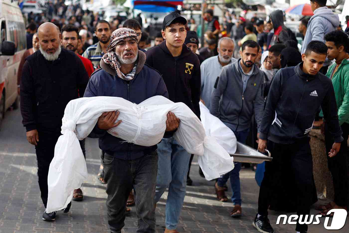 19일(현지시간) 가자지구 남부도시 칸 유니스에서 이스라엘군의 공습에 희생된 시신을 현지 주민들이 수습하고 있다. 2023.11.19. © 로이터=뉴스1 © News1 김성식 기자