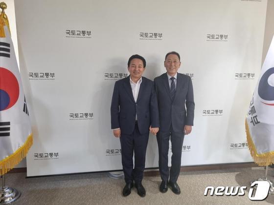 본문 이미지 - 원희룡 국토교통부 장관과 만나 업계 현안에 대해 건의한 한국자동차해체재활용업협회 정한원 부회장&#40;오른쪽&#41;