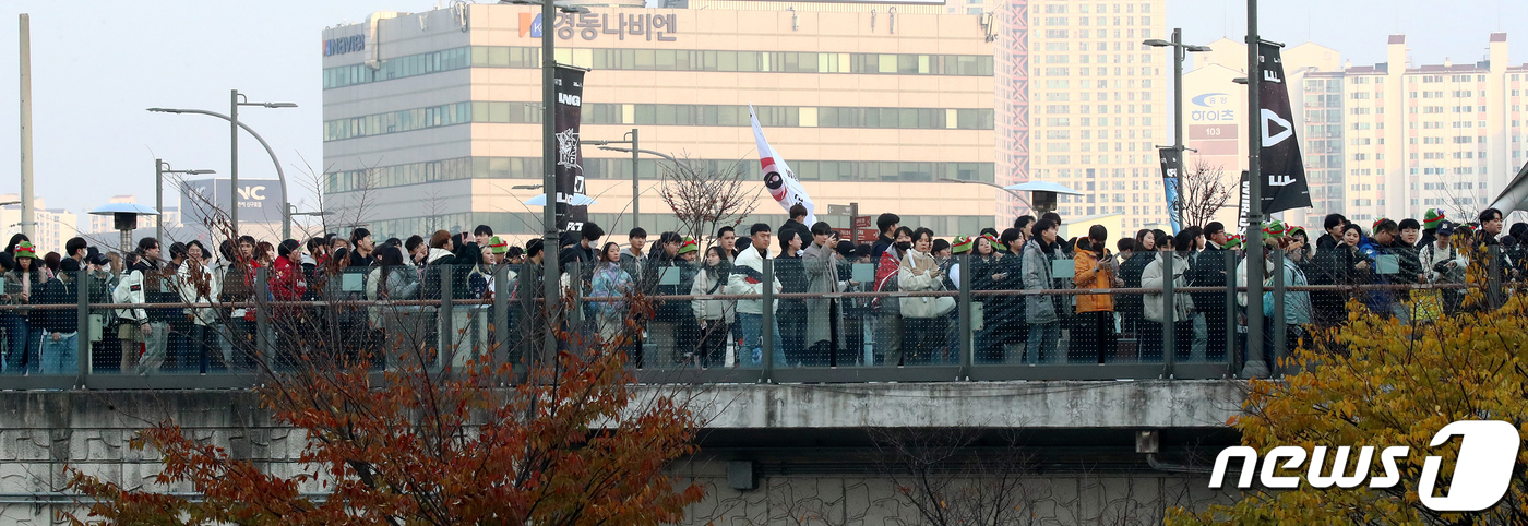 (서울=뉴스1) 사진공동취재단 = 19일 '2023리그오브레전드 월드 챔피언십 결승전'이 열린 서울 구로구 고척스카이돔이 팬들로 붐비고 있다. 2023.11.19/뉴스1