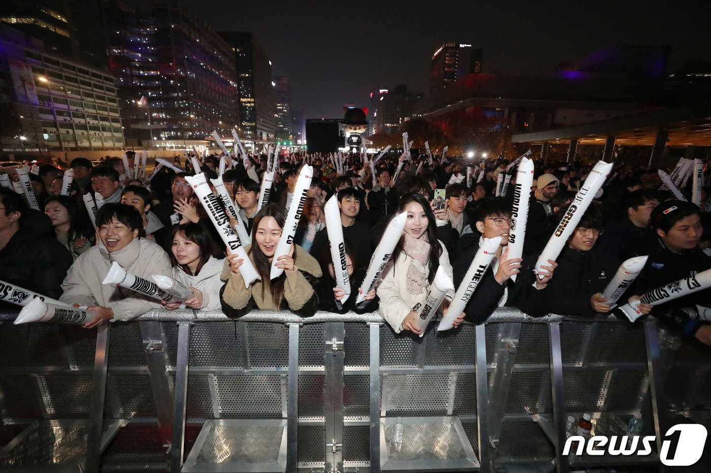 롤드컵 결승전이 열린 19일 오후 서울 광화문 광장에서 e스포츠 팬들이 2023 롤드컵 한국의 T1과 중국의 WBG 결승 경기를 응원하고 있다. 2023.11.19/뉴스1 ⓒ News1 박세연 기자