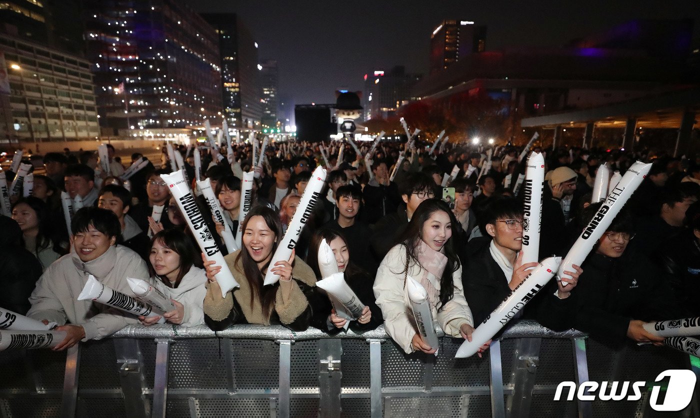 본문 이미지 - 롤드컵 결승전이 열린 19일 오후 서울 광화문 광장에서 e스포츠 팬들이 2023 롤드컵 한국의 T1과 중국의 WBG 결승 경기를 응원하고 있다. 2023.11.19/뉴스1 ⓒ News1 박세연 기자