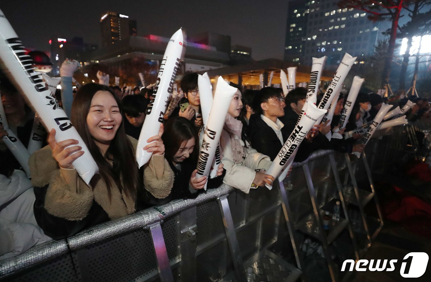 본문 이미지 - 롤드컵 결승전이 열린 19일 오후 서울 광화문 광장에서 e스포츠 팬들이 2023 롤드컵 한국의 T1과 중국의 WBG 결승 경기를 응원하고 있다. 2023.11.19/뉴스1 ⓒ News1 박세연 기자