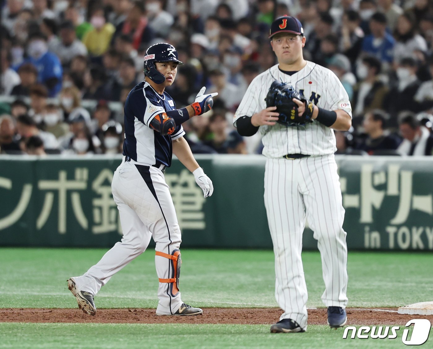 19일 오후 일본 도쿄돔에서 열린 &#39;2023 아시아프로야구챔피언십&#40;APBC&#41;&#39; 결승전 대한민국과 일본의 경기 1회말 2사 1루 상황, 대한민국 문현빈이 안타를 친 후 세리머니를 하고 있다. 2023.11.19/뉴스1 ⓒ News1 이재명 기자