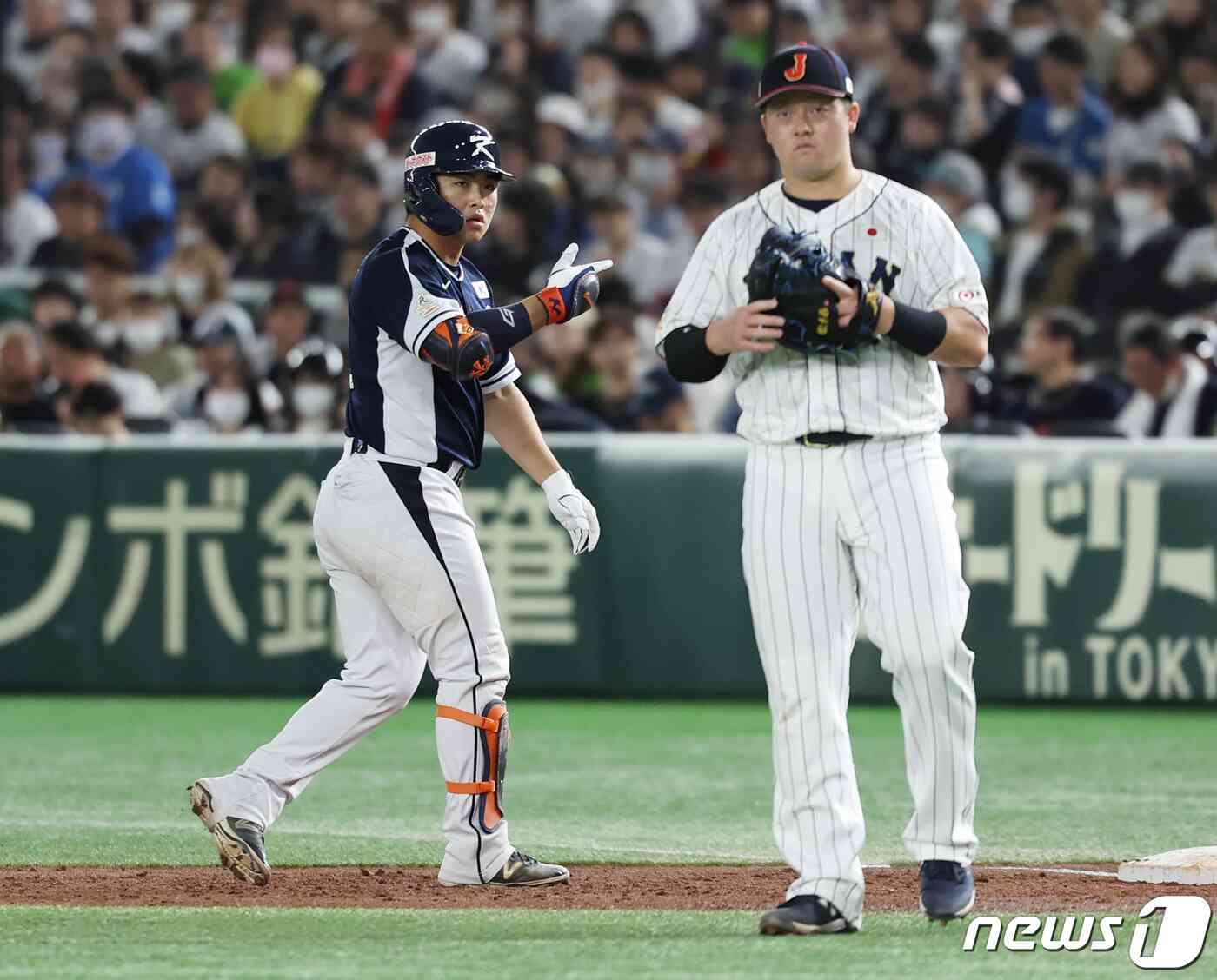 19일 오후 일본 도쿄돔에서 열린 '2023 아시아프로야구챔피언십(APBC)' 결승전 대한민국과 일본의 경기 1회말 2사 1루 상황, 대한민국 문현빈이 안타를 친 후 세리머니를 하고 있다. 2023.11.19/뉴스1 © News1 이재명 기자