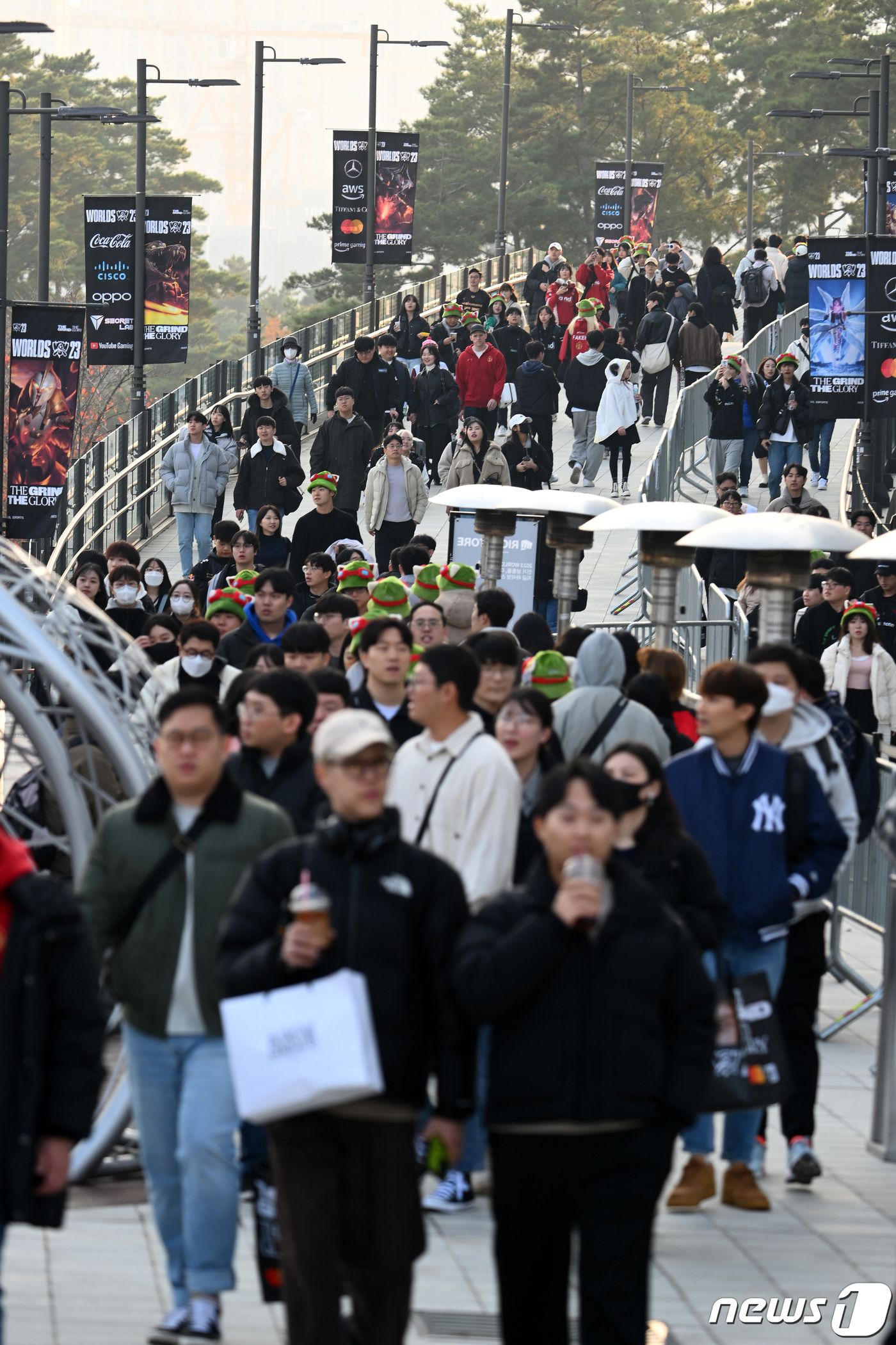 (서울=뉴스1) 사진공동취재단 = 19일 오후 '2023 리그오브레전드 월드 챔피언십' 결승전이 열리는 서울 구로구 고척스카이돔이 경기를 관람하기 위한 시민들로 북적이고 있다. 2 …