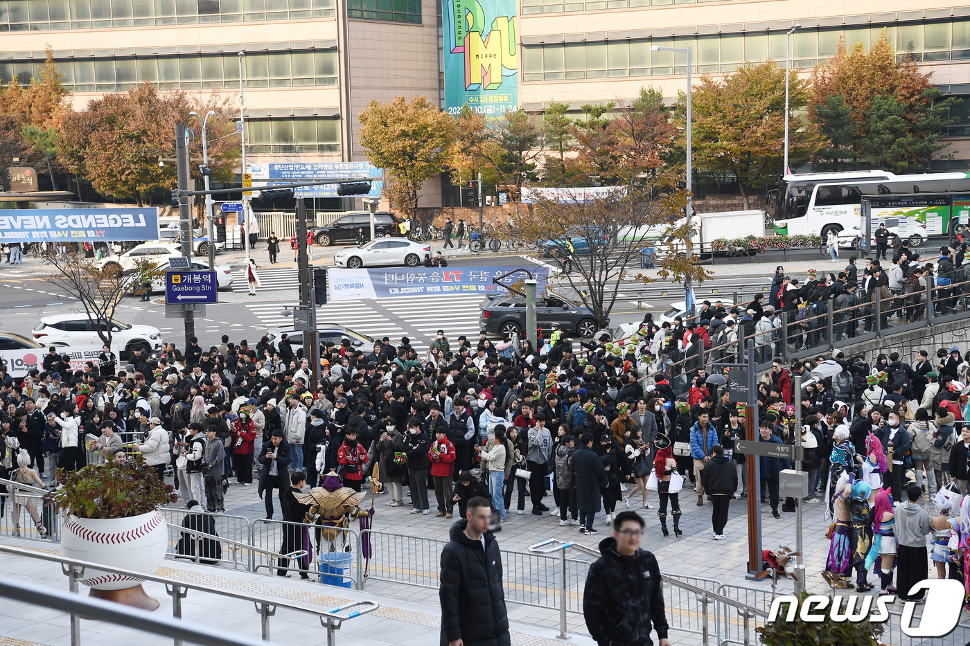 (서울=뉴스1) 사진공동취재단 = 19일 오후 '2023 리그오브레전드 월드 챔피언십' 결승전이 열리는 서울 구로구 고척스카이돔이 경기를 관람하기 위한 시민들로 북적이고 있다. 2 …