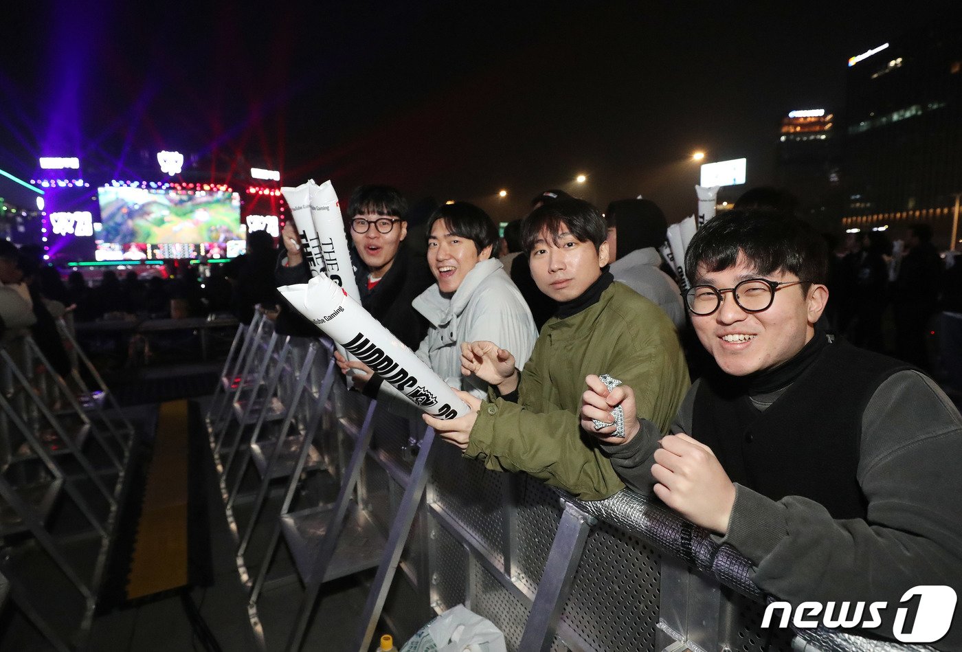 본문 이미지 - 롤드컵 결승전이 열린 19일 오후 서울 광화문 광장에서 e스포츠 팬들이 2023 LoL 월드 챔피언십(롤드컵) 한국의 T1과 중국의 WBG 결승 경기를 응원하고 있다. 2023.11.19/뉴스1 ⓒ News1 박세연 기자