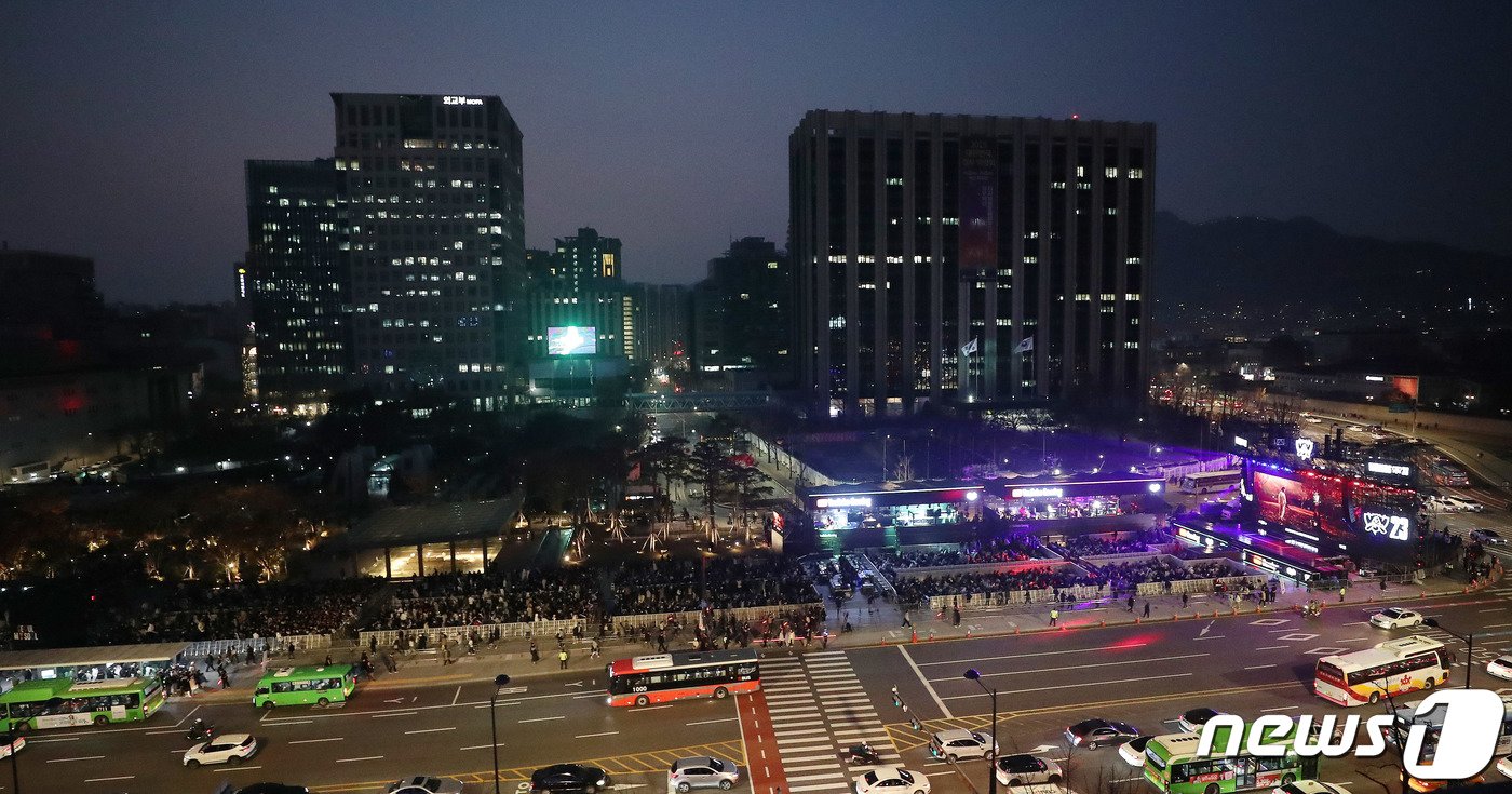 본문 이미지 - 롤드컵 결승전이 열린 19일 오후 서울 광화문 광장에서 e스포츠 팬들이 2023 LoL 월드 챔피언십(롤드컵) 한국의 T1과 중국의 WBG 결승 경기를 응원하고 있다. 2023.11.19/뉴스1 ⓒ News1 박세연 기자