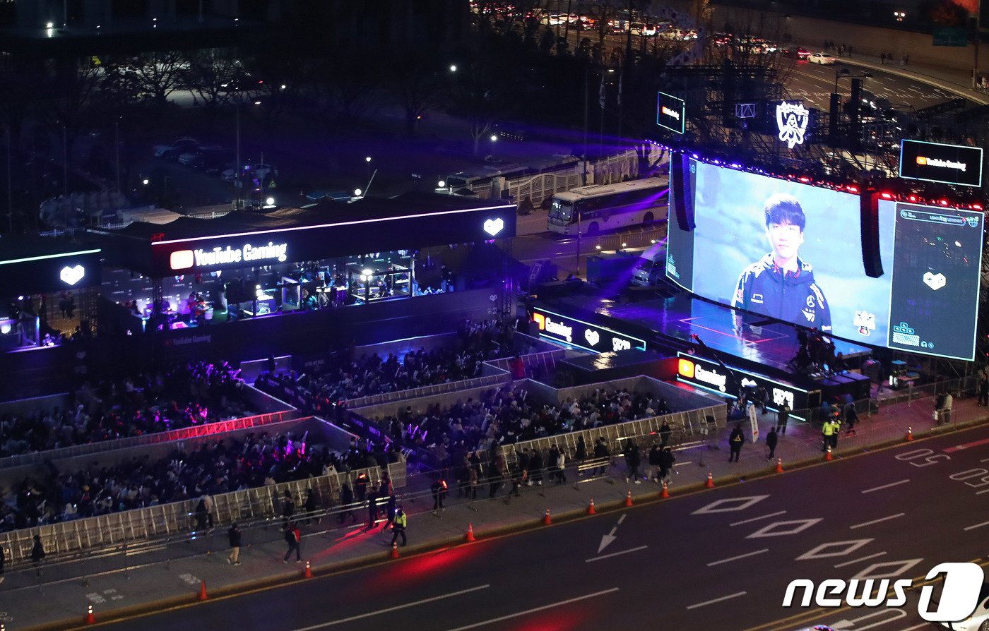 본문 이미지 - 롤드컵 결승전이 열린 19일 오후 서울 광화문 광장에서 e스포츠 팬들이 2023 LoL 월드 챔피언십&#40;롤드컵&#41; 한국의 T1과 중국의 WBG 결승 경기를 응원하고 있다. 2023.11.19/뉴스1 ⓒ News1 박세연 기자