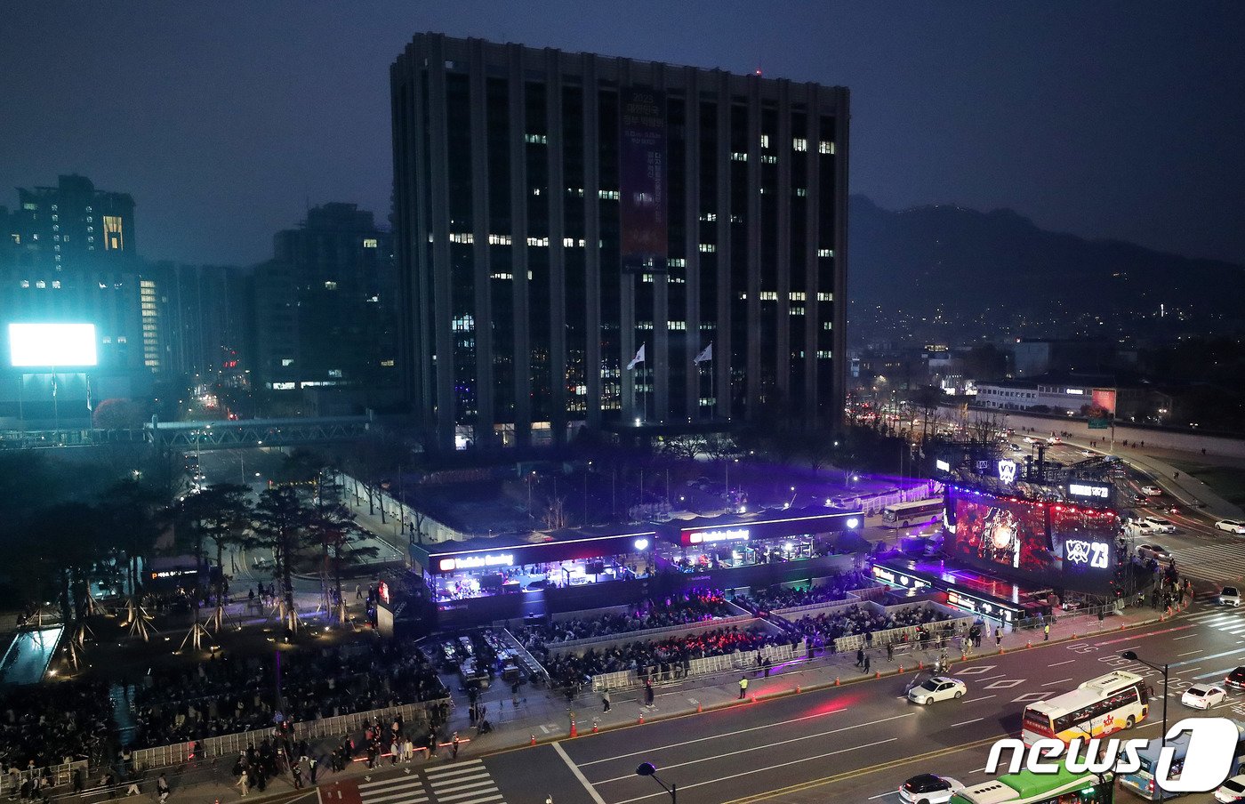 본문 이미지 - 롤드컵 결승전이 열린 19일 오후 서울 광화문 광장에서 e스포츠 팬들이 2023 LoL 월드 챔피언십(롤드컵) 한국의 T1과 중국의 WBG 결승 경기를 응원하고 있다. 2023.11.19/뉴스1 ⓒ News1 박세연 기자
