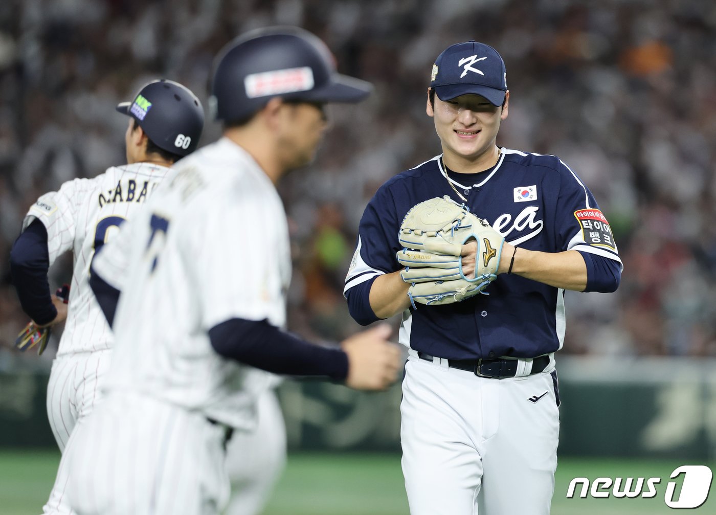 19일 오후 일본 도쿄돔에서 열린 &#39;2023 아시아프로야구챔피언십&#40;APBC&#41;&#39; 결승전 대한민국과 일본의 경기 2회말 2사 만루 상황을 넘긴 대한민국 선발 곽빈이 기뻐하고 있다. 2023.11.19/뉴스1 ⓒ News1 이재명 기자