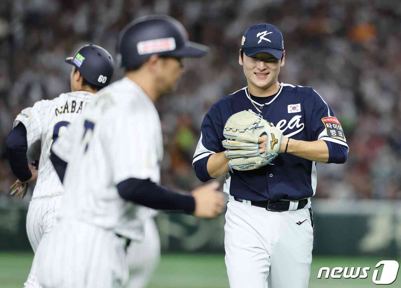 19일 오후 일본 도쿄돔에서 열린 '2023 아시아프로야구챔피언십(APBC)' 결승전 대한민국과 일본의 경기 2회말 2사 만루 상황을 넘긴 대한민국 선발 곽빈이 기뻐하고 있다. 2023.11.19/뉴스1 © News1 이재명 기자