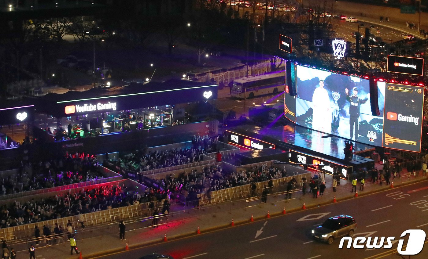 본문 이미지 - 롤드컵 결승전이 열린 19일 오후 서울 광화문 광장에서 e스포츠 팬들이 2023 LoL 월드 챔피언십(롤드컵) 한국의 T1과 중국의 WBG 결승 경기를 응원하고 있다. 2023.11.19/뉴스1 ⓒ News1 박세연 기자