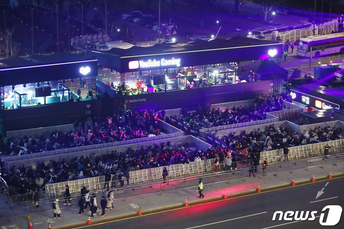 본문 이미지 - 롤드컵 결승전이 열린 19일 오후 서울 광화문광장에서 e스포츠 팬들이 2023 LoL 월드 챔피언십&#40;롤드컵&#41; 한국의 T1과 중국의 WBG 결승 경기를 응원하고 있다. 2023.11.19/뉴스1 ⓒ News1 박세연 기자