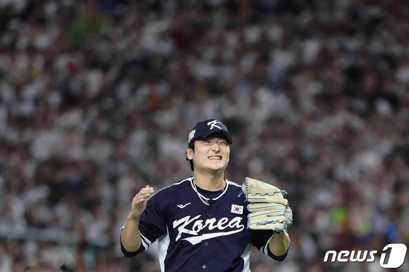 19일 오후 일본 도쿄돔에서 열린 '2023 아시아프로야구챔피언십(APBC)' 결승전 대한민국과 일본의 경기 2회말 2사 만루 상황을 넘긴 대한민국 선발 곽빈이 기뻐하고 있다. 2023.11.19/뉴스1 © News1 이재명 기자