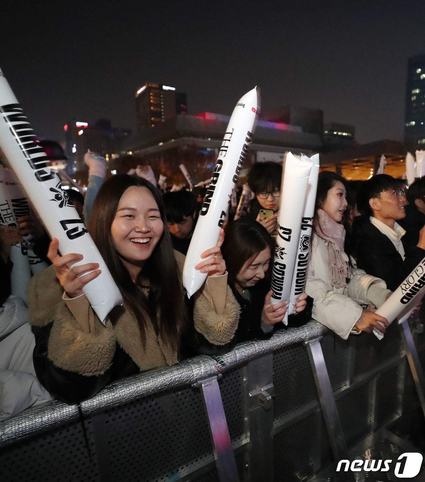 본문 이미지 - 롤드컵 결승전이 열린 19일 오후 서울 광화문광장에서 e스포츠 팬들이 2023 LoL 월드 챔피언십(롤드컵) 한국의 T1과 중국의 WBG 결승 경기를 응원하고 있다. 2023.11.19/뉴스1 ⓒ News1 박세연 기자