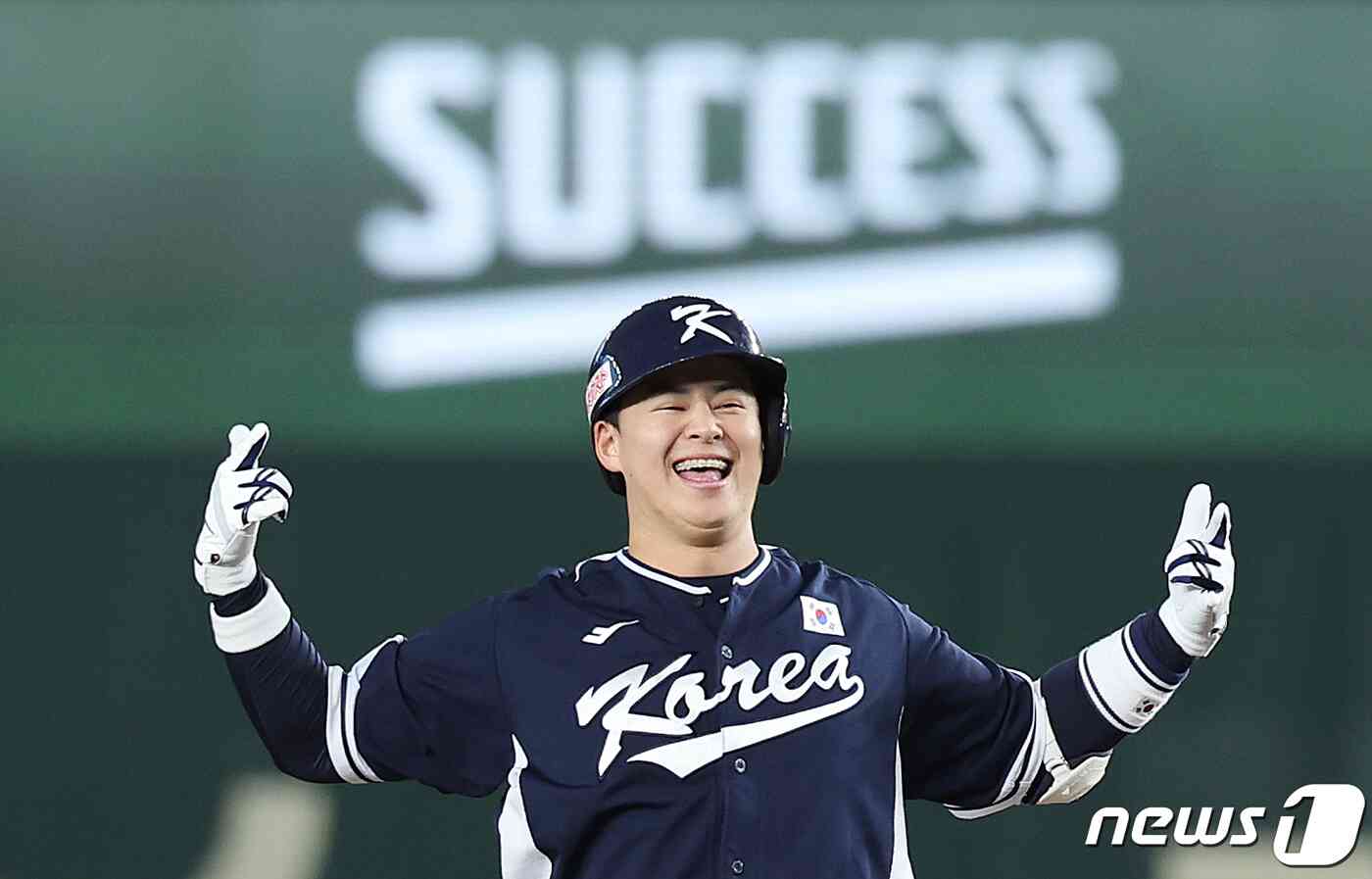 19일 오후 일본 도쿄돔에서 열린 '2023 아시아프로야구챔피언십(APBC)' 결승전 대한민국과 일본의 경기 3회초 1사 1,2루 상황, 대한민국 노시환이 2타점 적시타를 친 후 기뻐하고 있다. 2023.11.19/뉴스1 © News1 이재명 기자