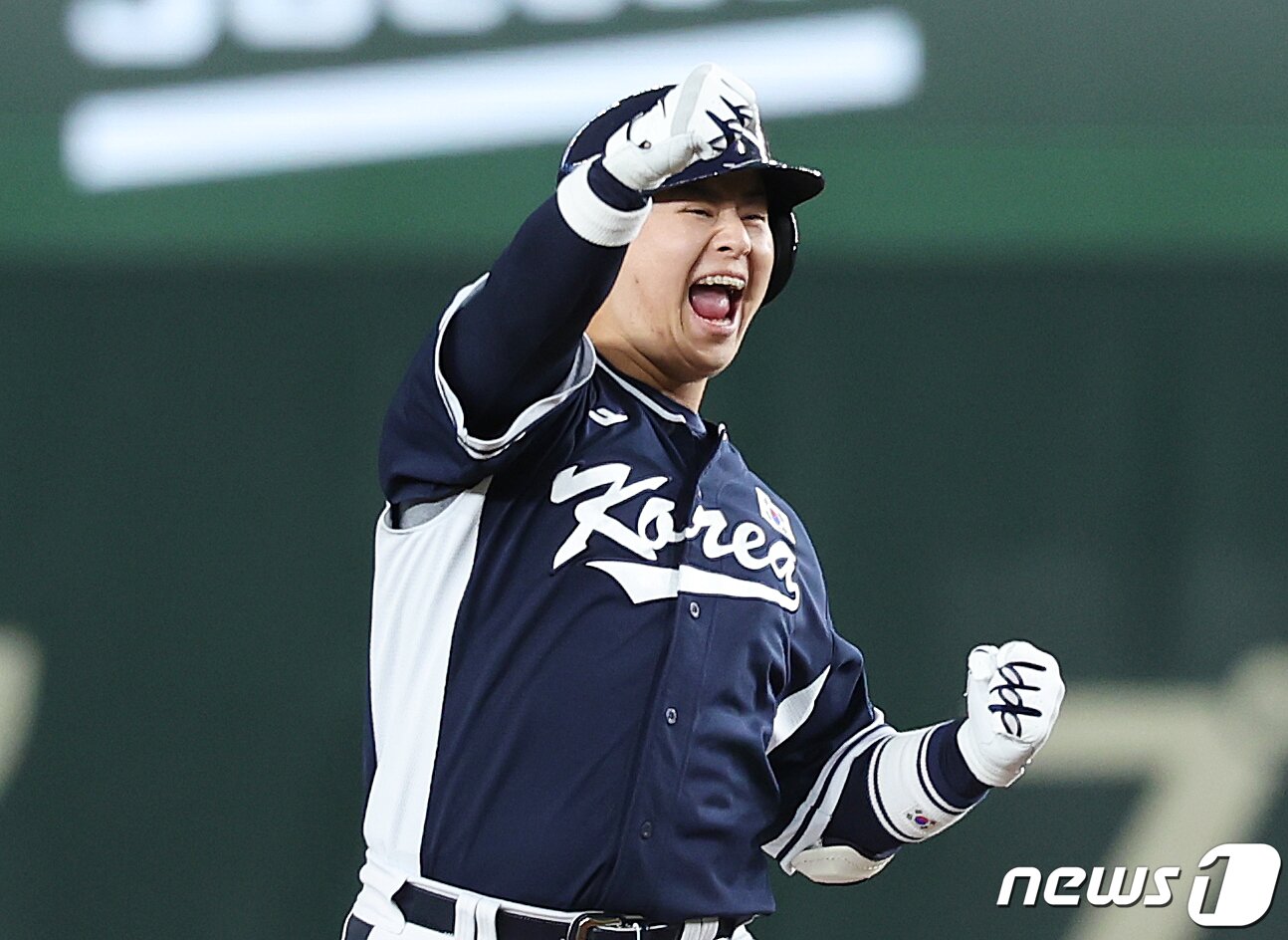 본문 이미지 - 19일 오후 일본 도쿄돔에서 열린 '2023 아시아프로야구챔피언십(APBC)' 결승전 대한민국과 일본의 경기 3회초 1사 1,2루 상황, 대한민국 노시환이 2타점 적시타를 친 후 기뻐하고 있다. 2023.11.19/뉴스1 ⓒ News1 이재명 기자